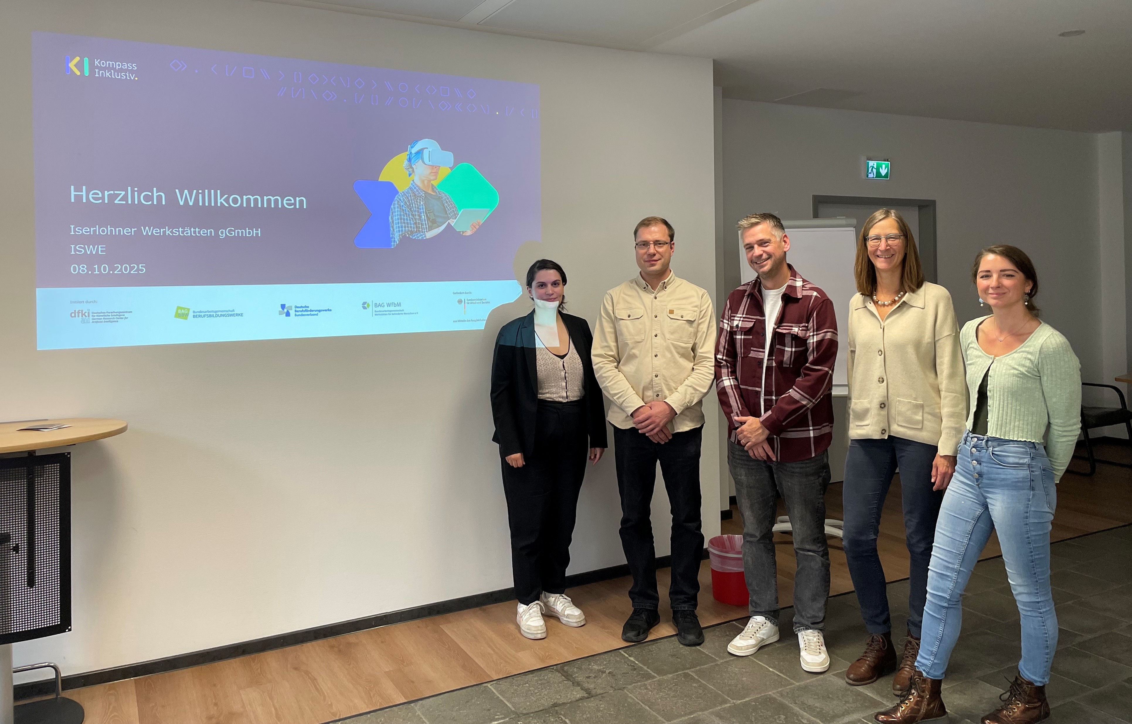 Gruppenfoto der Teilnehmenden vom Kick-Off des Arbeitgeber-Praxislabors Hochfranken