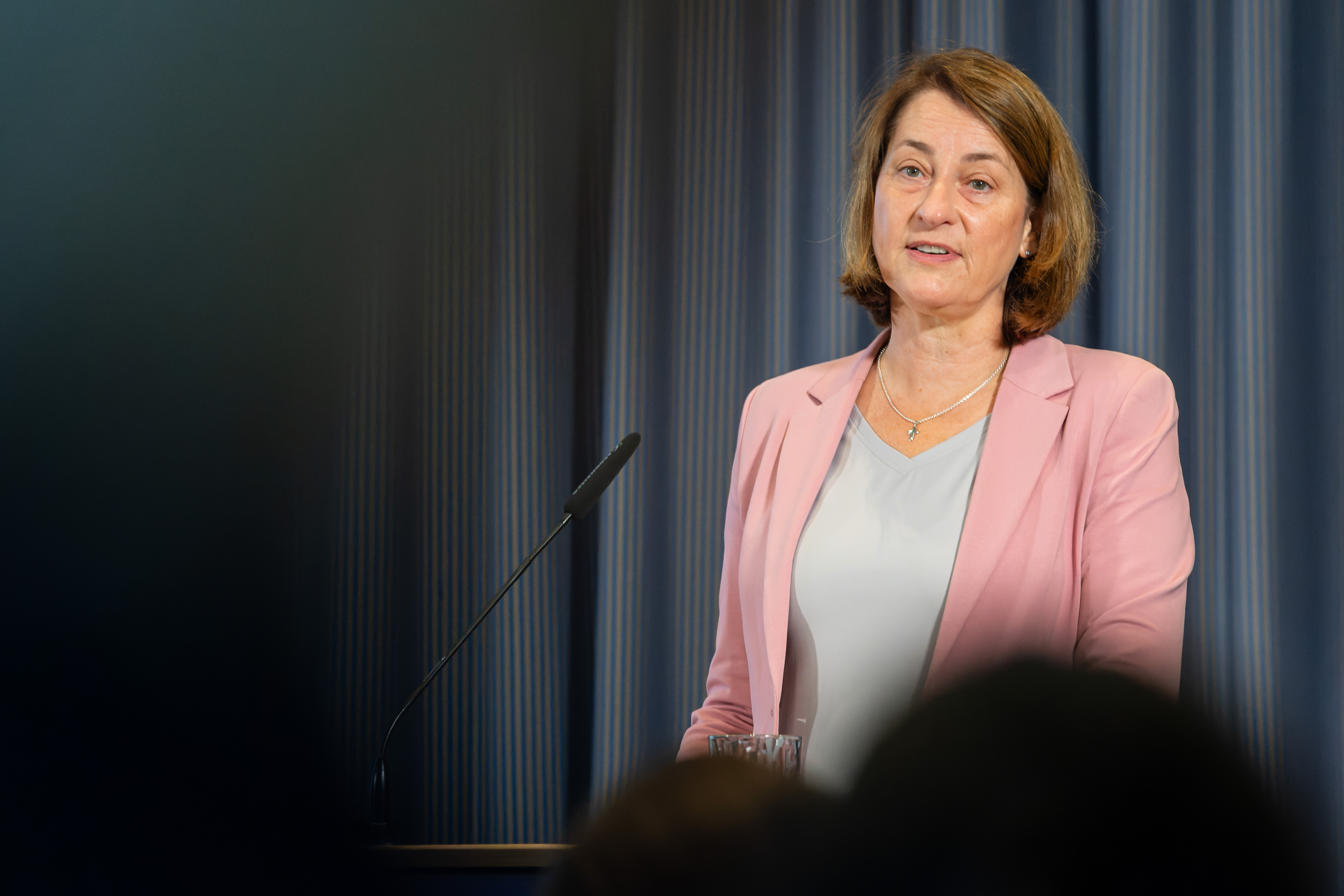 Foto der Staatssekretärin Leonie Gebers am Renderpult
